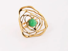 5) Golden Aura Statement Ring – Anillo Dorado con Piedra Decorativa