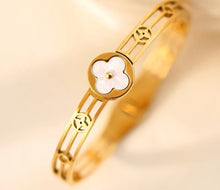 4) Colección brazaletes Golden Charms