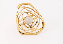5) Golden Aura Statement Ring – Anillo Dorado con Piedra Decorativa