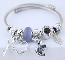 5) Love & Charms Bracelet – Pulsera de Dijes